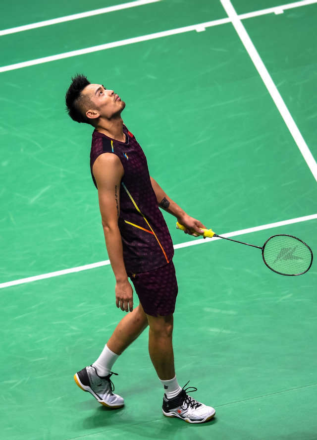 怎么看待，在硅PU球場地坪上拼搏的林丹敗給石宇奇